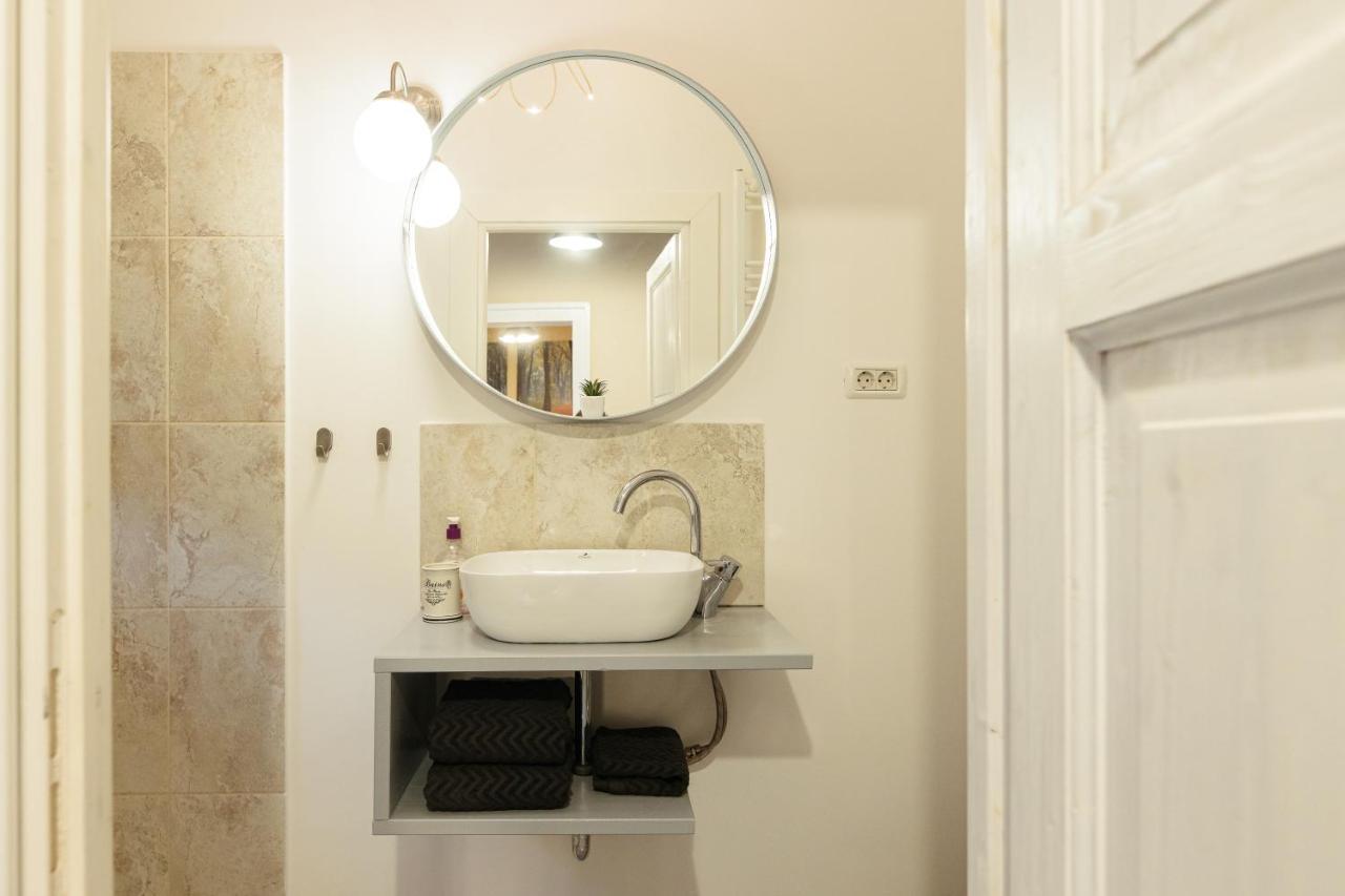 Chic Apartment In Historical City Center Timişoara Exteriör bild